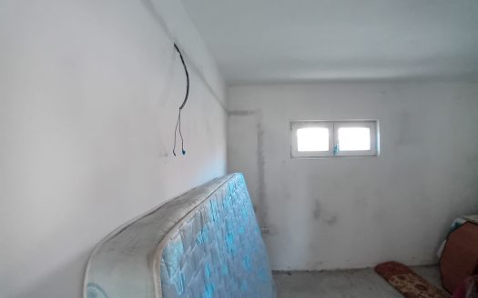 Casa la rosu 85mp Gara veche