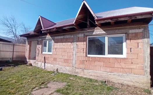 Casa la rosu 85mp Gara veche