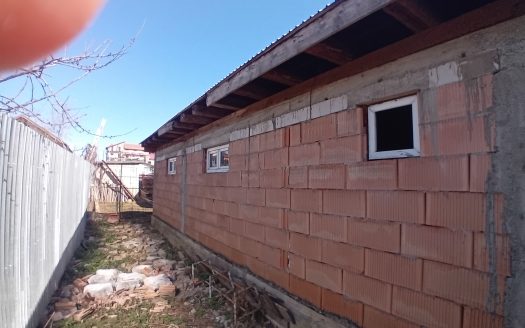 Casa la rosu 85mp Gara veche